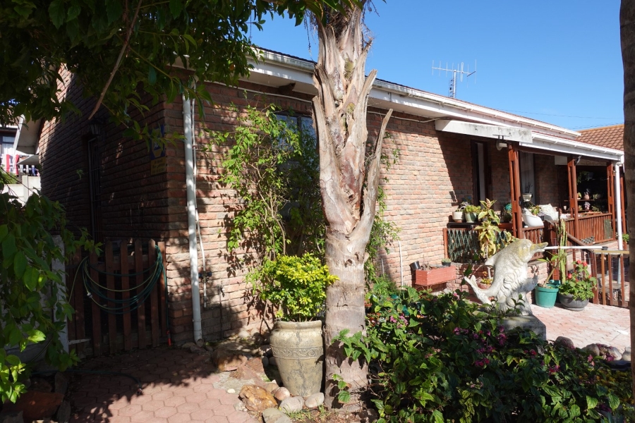 5 Bedroom Property for Sale in Fraaiuitsig Western Cape